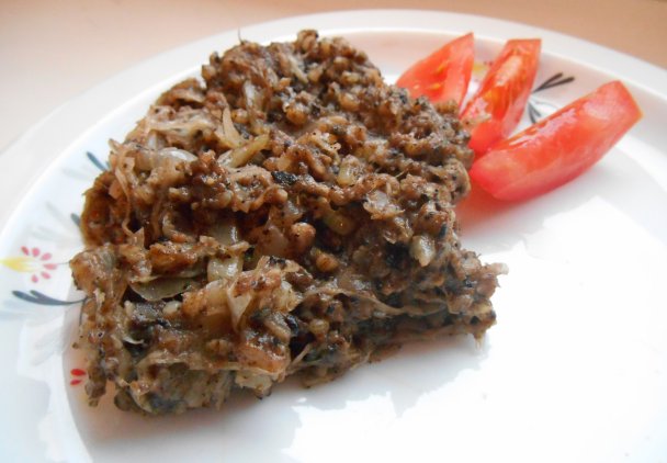 Kaszanka z kapustą kiszoną i cebulą