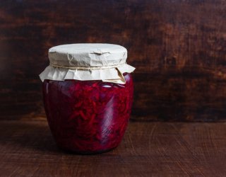 Szukasz idealnej warzywnej sałatki na zimę? Połączenie buraków z chrupiącą papryką i cebulą robię co roku