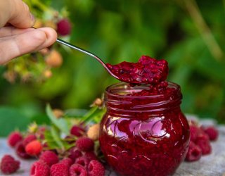 Jak zagęścić dżem owocowy? Porównanie żel-fixu i metod naturalnych