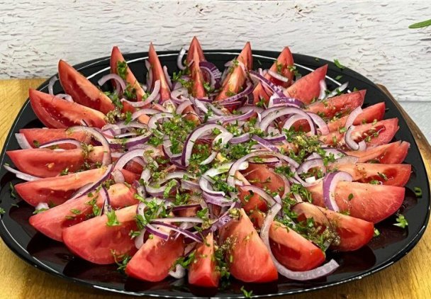 Sałatka z pomidorów – prosta, aromatyczna i pełna smaku