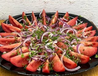 Sałatka z pomidorów – prosta, aromatyczna i pełna smaku