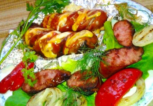 Grillowana kiełbasa nadziewana mozzarellą.