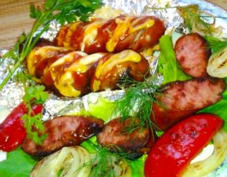 Grillowana kiełbasa nadziewana mozzarellą.