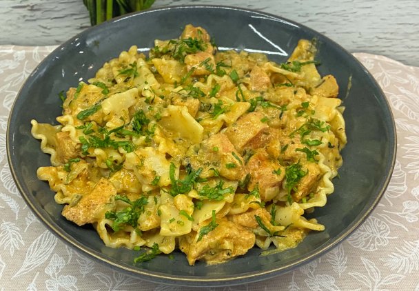 Makaron tagliatelle z kurczakiem i cukinią w kremowym sosie
