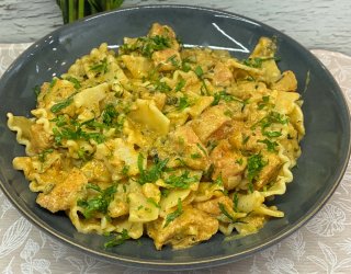 Makaron tagliatelle z kurczakiem i cukinią w kremowym sosie