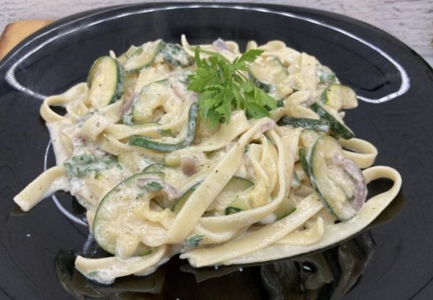 Makaron tagliatelle z cukinią w kremowym sosie
