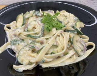 Makaron tagliatelle z cukinią w kremowym sosie