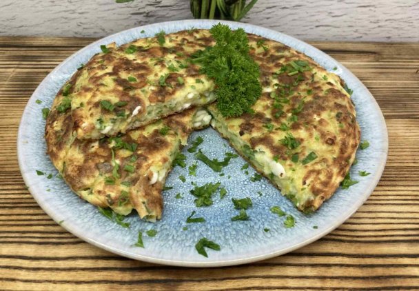 Omlet z cukinii i serka wiejskiego – prosty, puszysty i pełen smaku