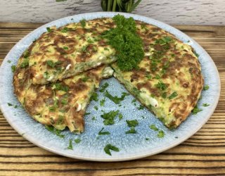 Omlet z cukinii i serka wiejskiego – prosty, puszysty i pełen smaku
