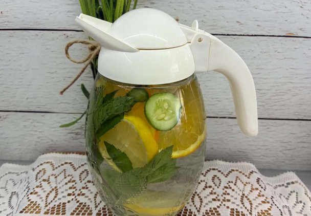 Lemoniada z cytryną, pomarańczą, miętą i ogórkiem