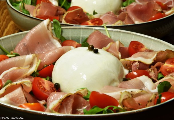 Burrata z szynką dojrzewającą