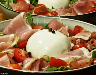 Burrata z szynką dojrzewającą