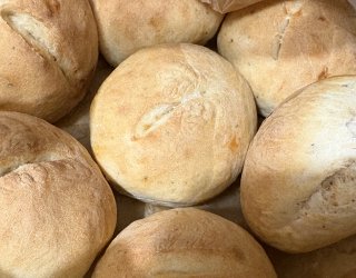Oryginalne bułki poznańskie z charakterystycznym przedziałkiem