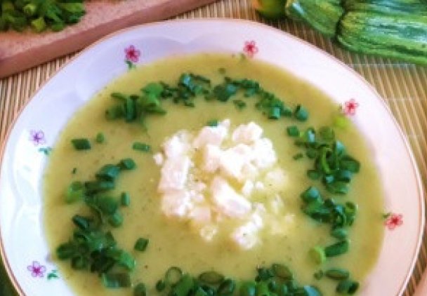 Zupa z cukinii z fetą i szczypiorem