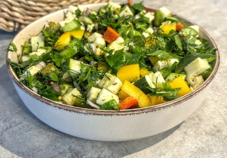Chrupiąca surówka z dodatkiem cukinii i sera feta