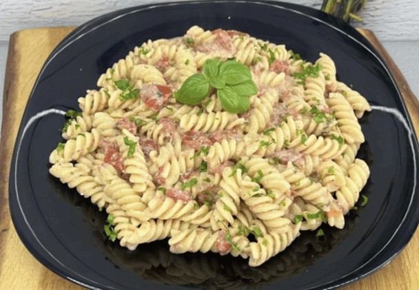 Makaron z pomidorami i serem feta