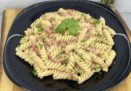 Makaron z pomidorami i serem feta