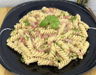 Makaron z pomidorami i serem feta