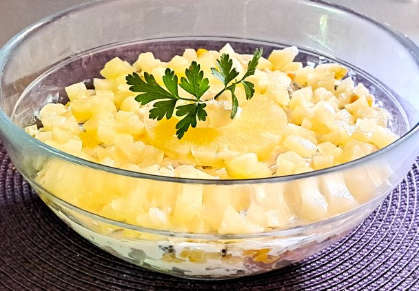 Warstwowa sałatka ananasowa.