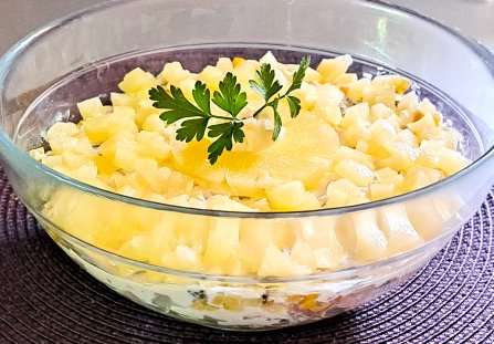 Warstwowa sałatka ananasowa.