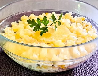Warstwowa sałatka ananasowa.