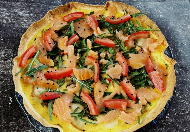 Omlet w tortilli z serkiem wiejski, łososiem i warzywami