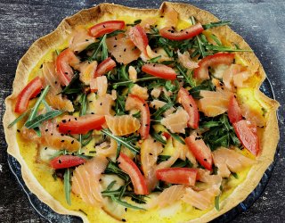 Omlet w tortilli z serkiem wiejski, łososiem i warzywami