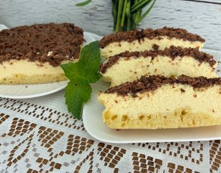 Sernik z jasnym i ciemnym ciastem tartym na tarce