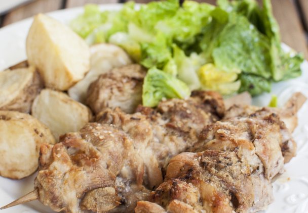 Domowy gyros z pieczonymi ziemniakami