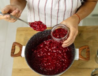 Jak naturalnie zagęścić dżem owocowy bez użycia żelfixu? Prosty, tradycyjny sposób naszych babć