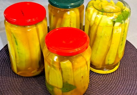 Ogórki w zalewie curry.