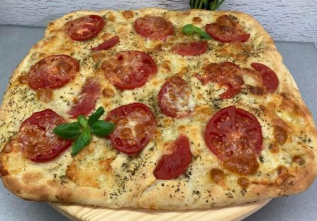 Domowa pizza z mozarellą i pomidorami