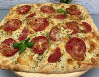 Domowa pizza z mozarellą i pomidorami