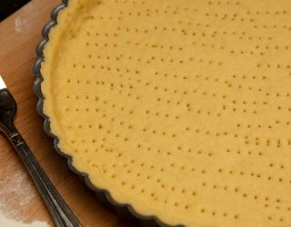 Dlaczego ciasto kruche wychodzi twarde jak kamień? Robisz błędy podczas ugniatania