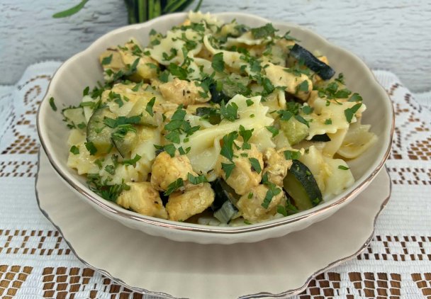 Makaron z kurczakiem, cukinią i sosem śmietanowym