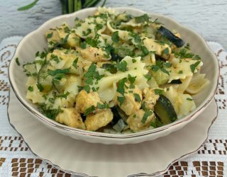 Makaron z kurczakiem, cukinią i sosem śmietanowym