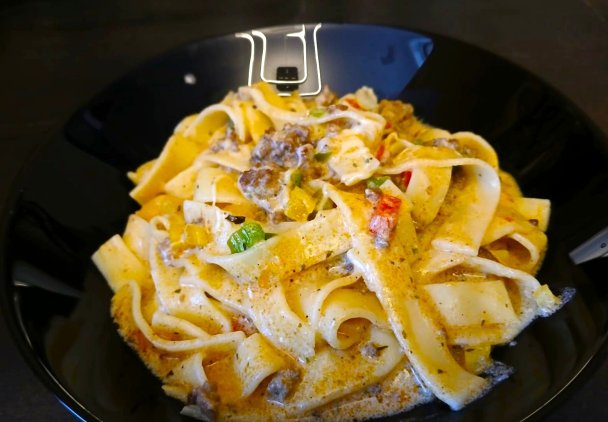 Makaron tagliatelle z mięsem mielonym w sosie śmietankowo -ziołowym
