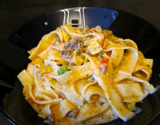 Makaron tagliatelle z mięsem mielonym w sosie śmietankowo -ziołowym