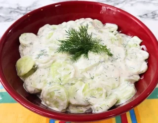 Mizeria z czosnkiem – tradycyjny dodatek do obiadu w wyjątkowo aromatycznej wersji