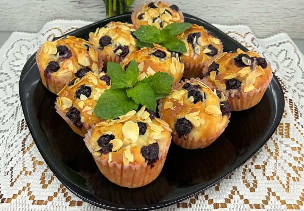 Muffiny z borówkami i płatkami migdałów