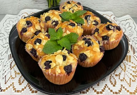 Muffiny z borówkami i płatkami migdałów
