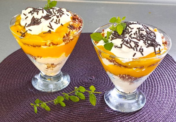 Deserek z jogurtem greckim i musem z mango.