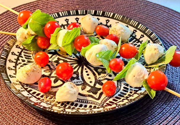 Szaszłyki z pomidorków koktajlowych, mini mozzarelli i mięty.