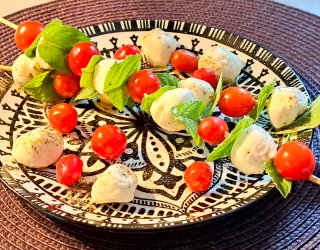 Szaszłyki z pomidorków koktajlowych, mini mozzarelli i mięty.