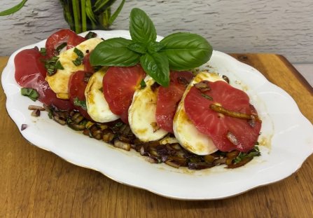Pomidorowa przekąska z mozzarellą w marynacie balsamicznej