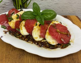 Pomidorowa przekąska z mozzarellą w marynacie balsamicznej