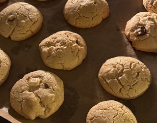 ciasteczka z masłem orzechowym i kawałkami czekolady