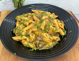 Makaron penne z kurczakiem i pieczarkami w sosie śmietanowym