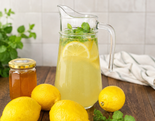 Domowa lemoniada z miodem i miętą