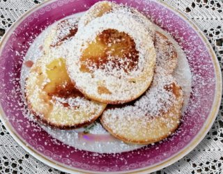 Racuchy jogurtowe z brzoskwiniami. Delikatne i puszyste, pachnące latem